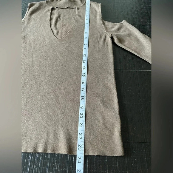 Express Women’s Ribbed Cold Shoulder Cut-Out Mock Neck Sweater SZ L - Picture 5 of 8